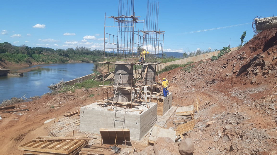 EGR executa a construção de pilares no bloco de fundação da ponte da ERS-130