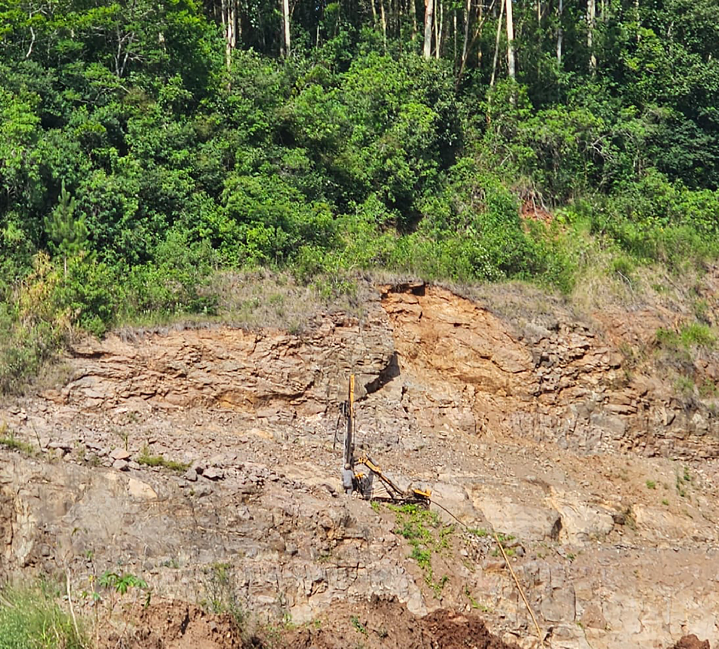 Colocação de explosivos em área de risco de deslizamento segue ocorrendo no bairro Santa Clara em Encantado