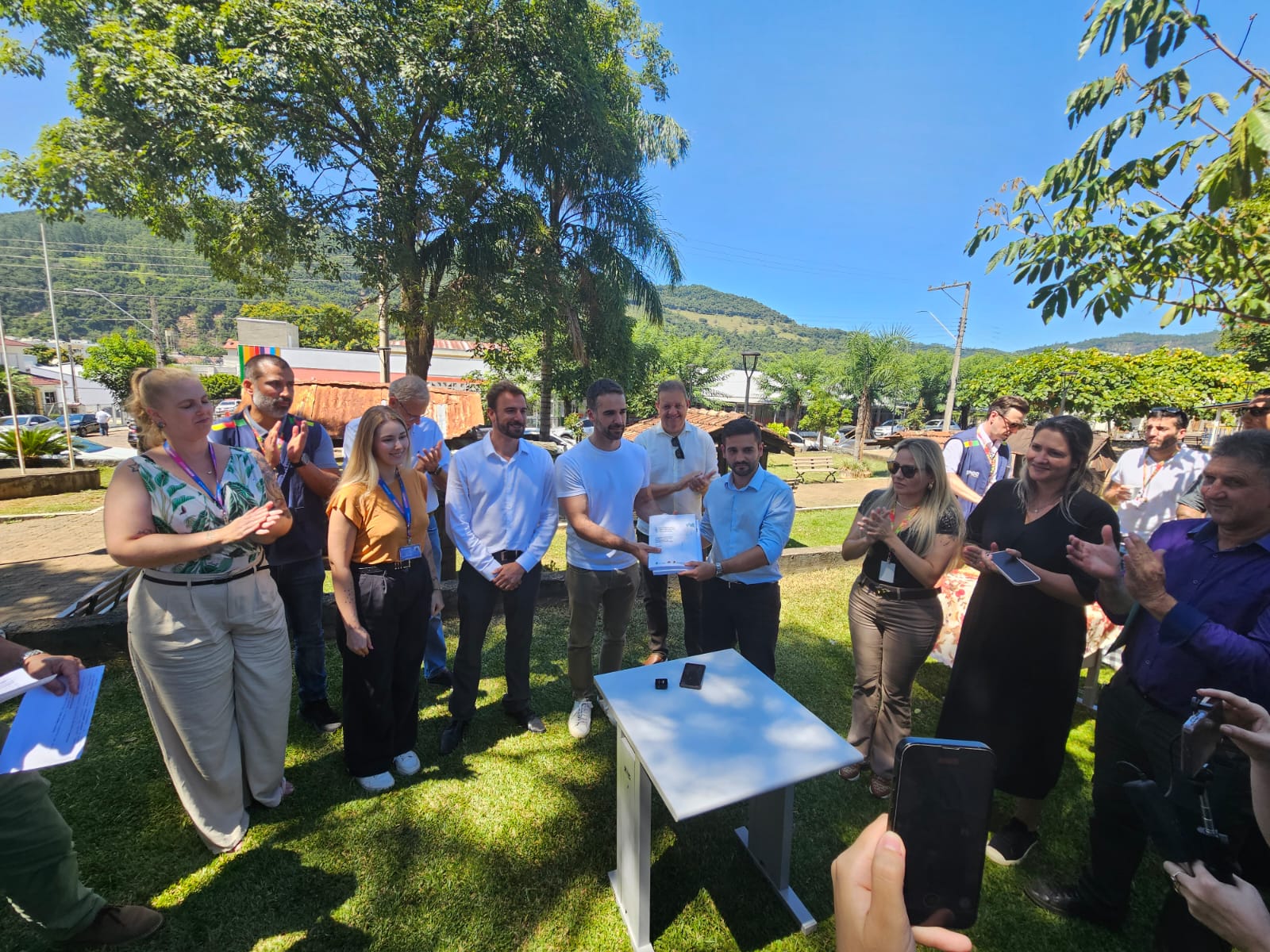 Governador vistoria obras habitacionais, assina ordem de início do Desassorear RS e entrega plano diretor à Muçum