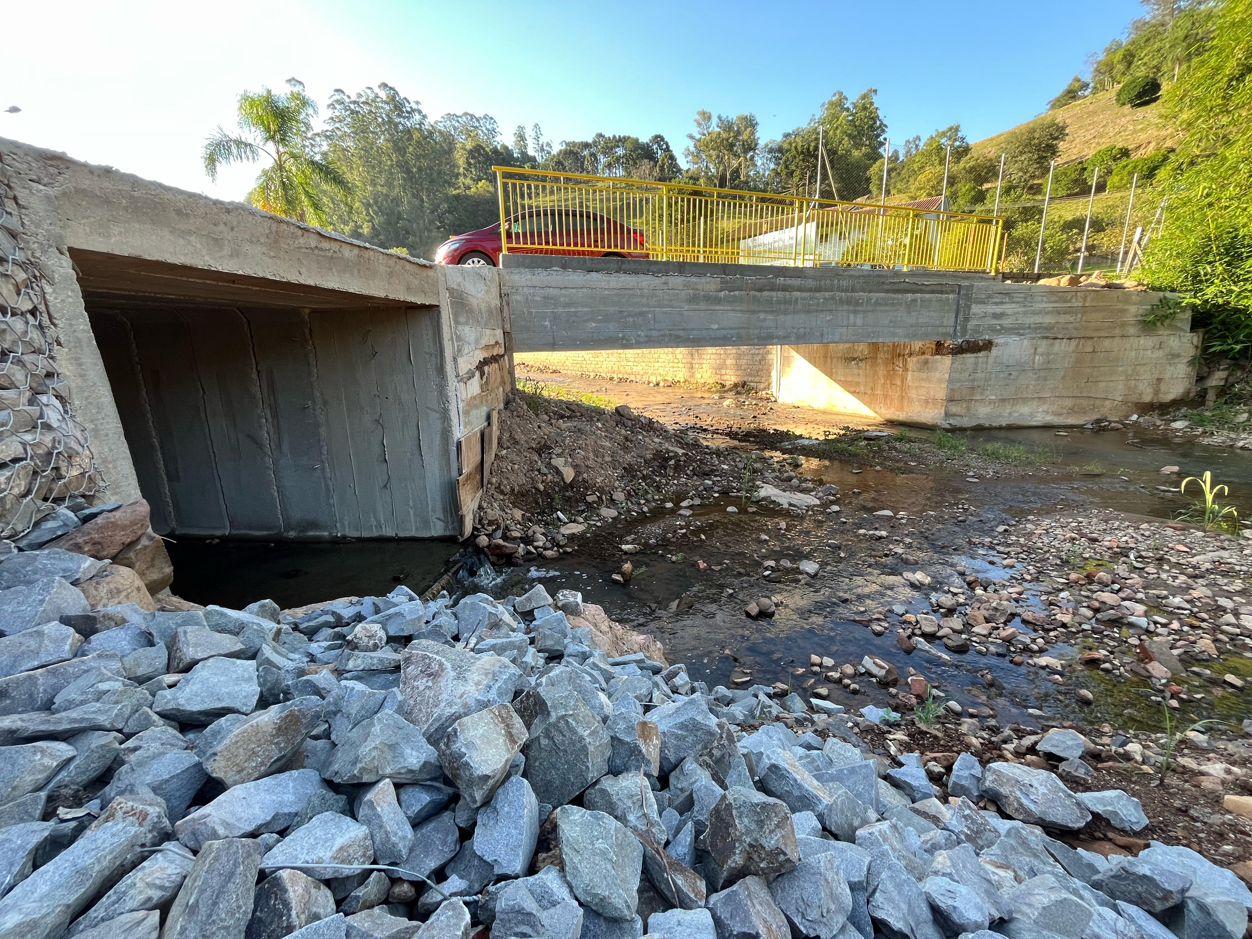 Coqueiro Baixo entrega reconstrução de ponte que havia sido destruída na cheia