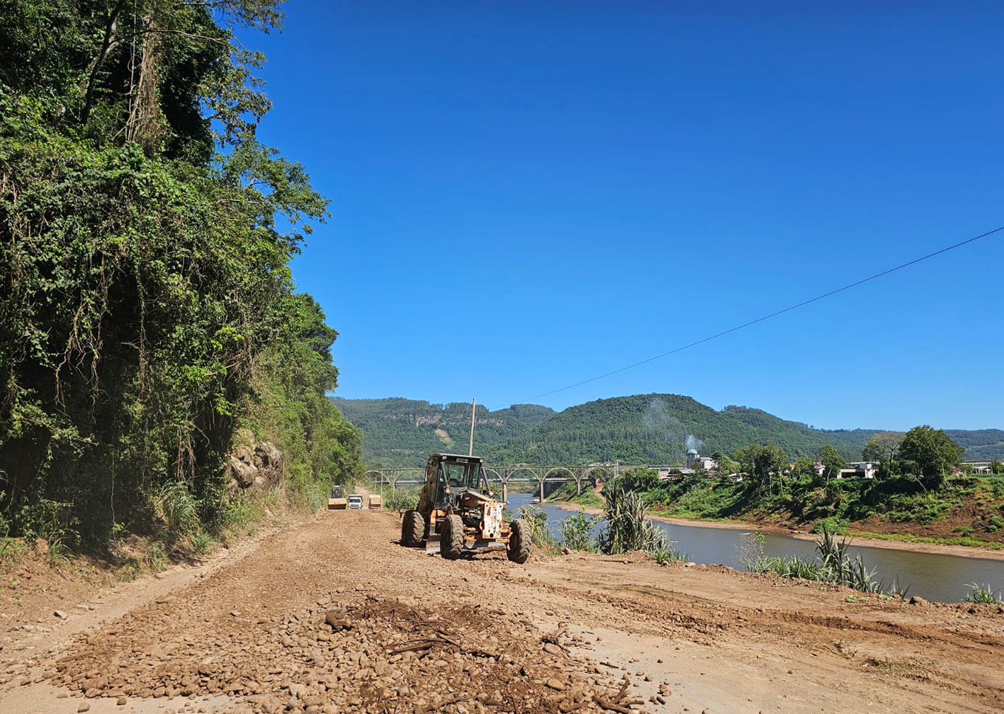 Roca Sales recupera estrada entre o centro até o município de Santa Tereza