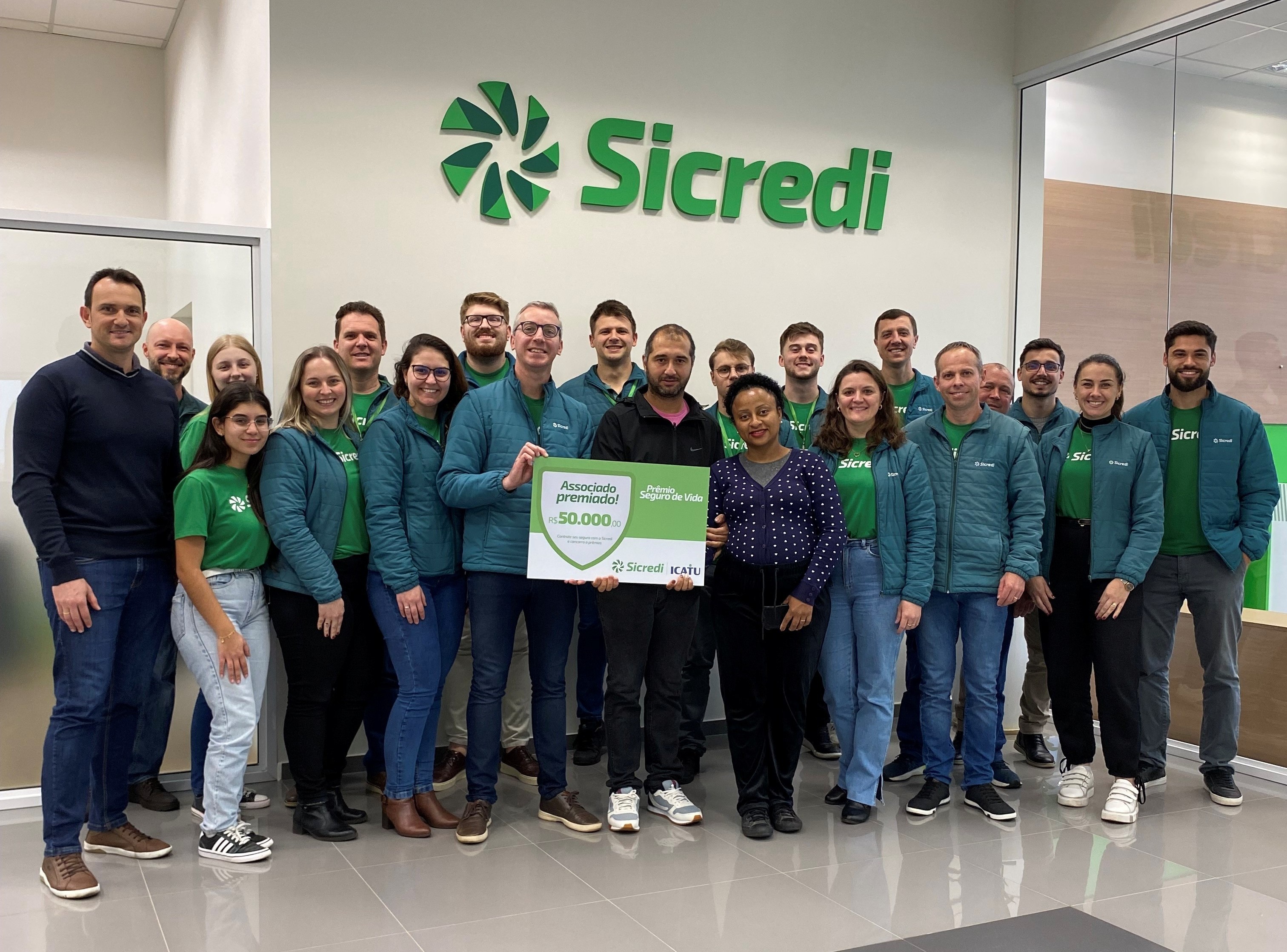 Associado do Sicredi de Roca Sales é contemplado com prêmio do Seguro de Vida