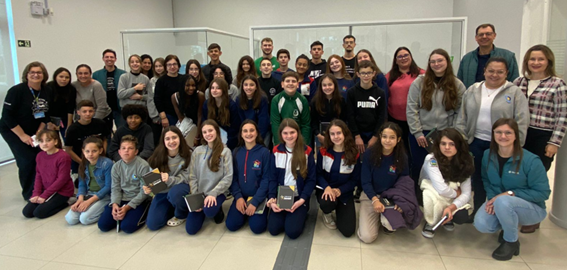 Alunos participantes do Projeto Liderança Jovem realizam visitas às agências do Sicredi Região dos Vales