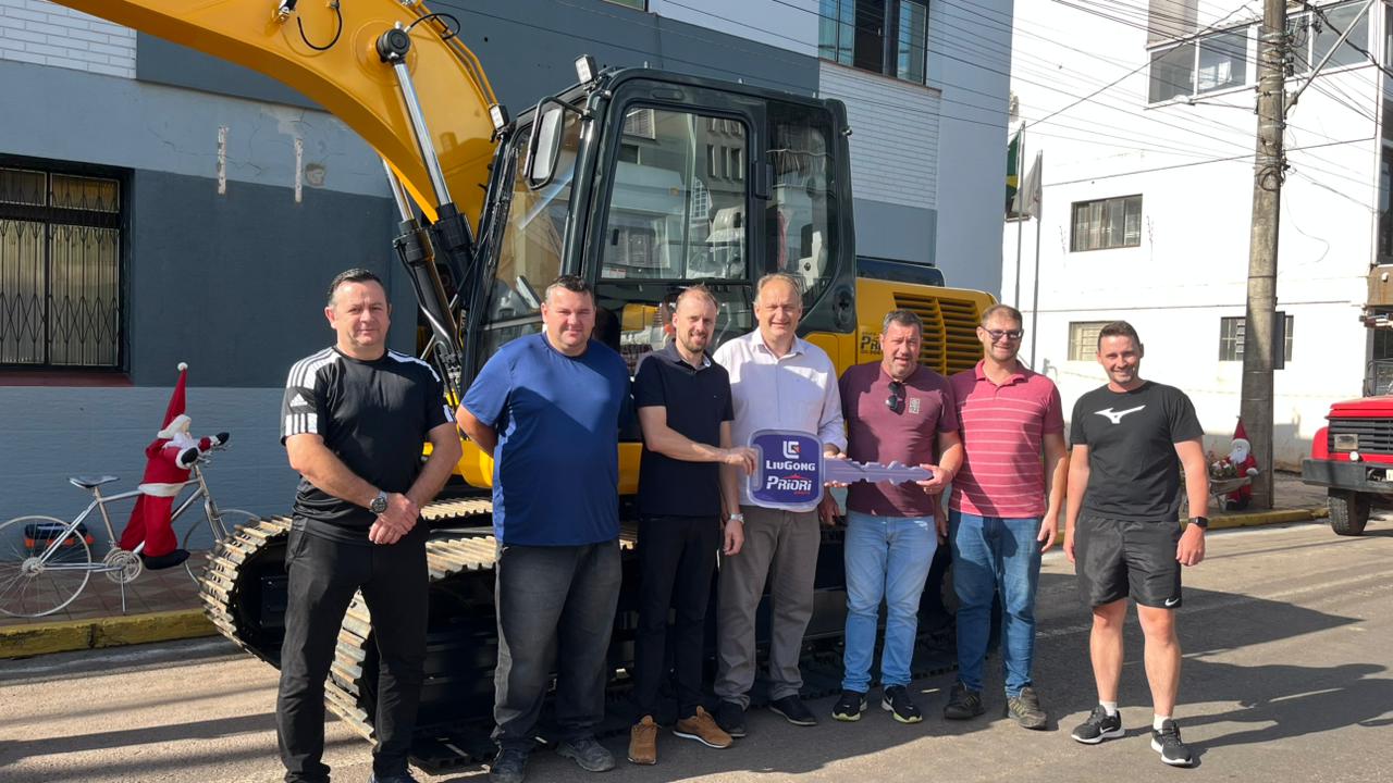 Roca Sales recebe nova escavadeira para reforçar serviços nas secretarias municipais