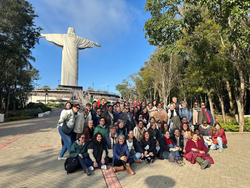 Irmãs Teresianas de três continentes visitam o Cristo Protetor de Encantado