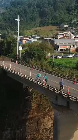 Ponte sobre o Rio Guaporé, entre Encantado e Muçum, tem bloqueio total para veículos e pedestres na ERS-129