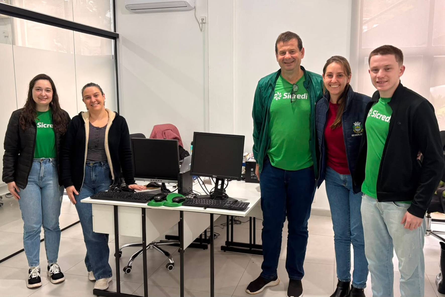 Sicredi Região dos Vales doa computadores para escolas e entidades da região