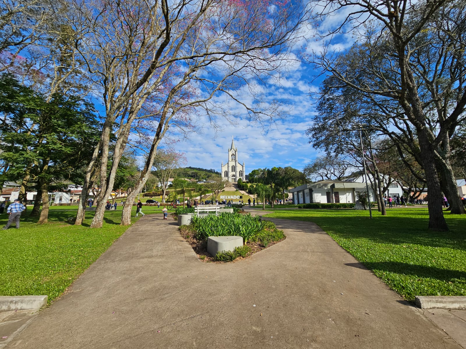 Praça da Harmonia é o coração de Relvado 